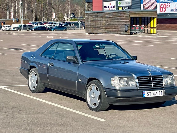 Mercedes-Benz 230 CE 2 of 7