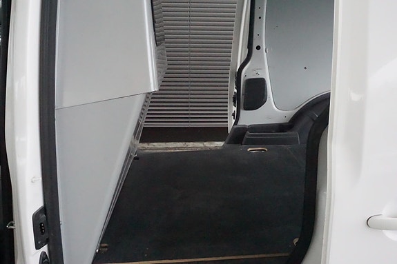 Volkswagen Caddy Maxi 16 of 18