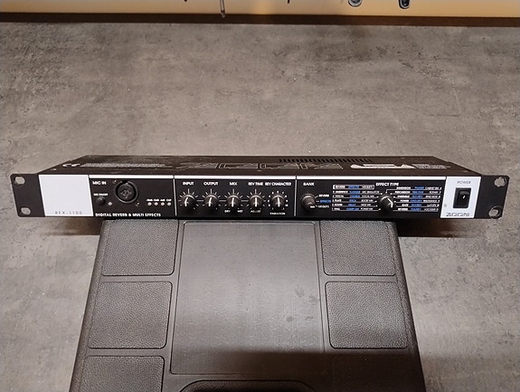 ZOOM RFX-1100 ZOOM RFX-1100 ZOOM RFX-1100 digital multi effekt