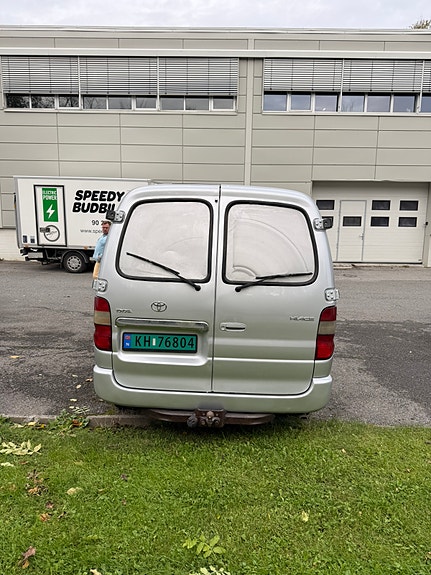 Toyota HiAce 4 of 9