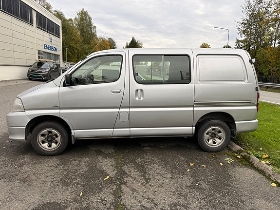 Toyota HiAce 3 of 9