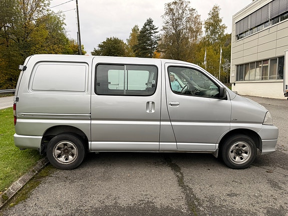 Toyota HiAce 5 of 9