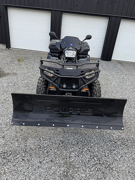 Polaris Sportsman 570 EFI Black Edition 11 of 12