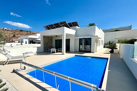 Ny moderne villa på et plan | 3 soverom og 2 bad | Stor tomt med privat basseng | Parkering | Mulighet for takterrasse