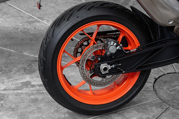 KTM 890 Duke R 9 of 14