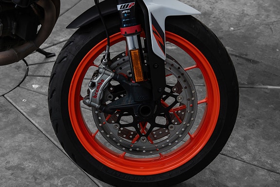 KTM 890 Duke R 10 of 14