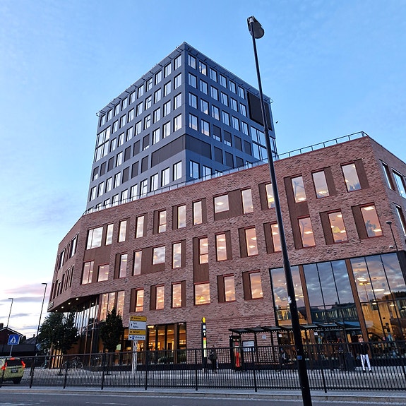 Proresult holder til i denne høyblokka i Lillestrøm