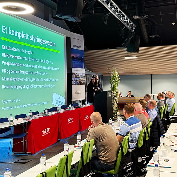 Proresult holder innlegg på konferanse.