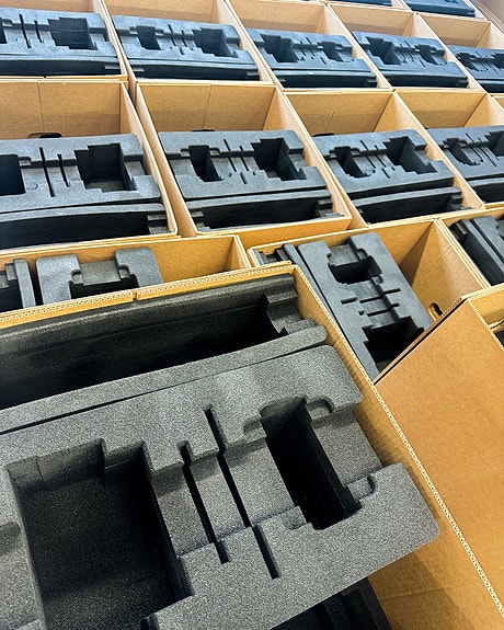 Pappesker med skuminnredning