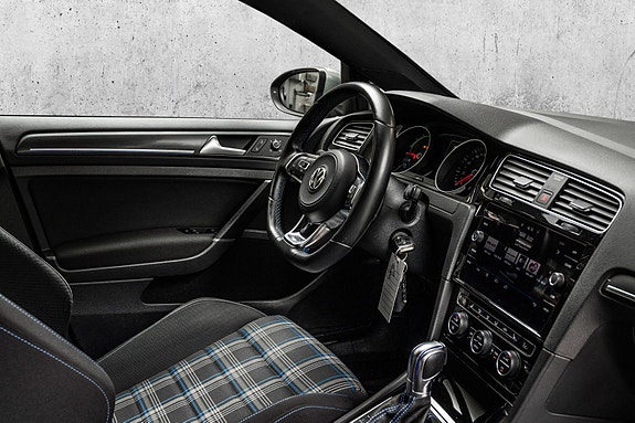 Volkswagen Golf VII 10 of 26