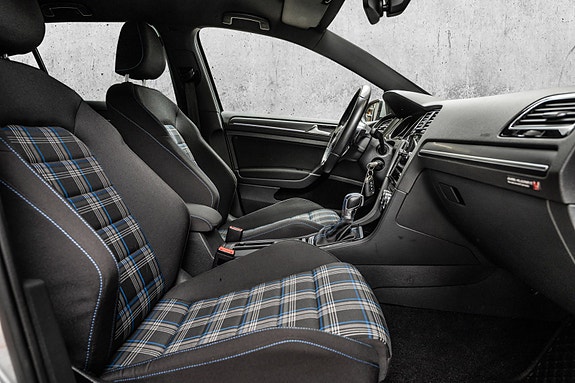 Volkswagen Golf VII 15 of 26