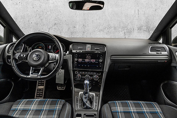 Volkswagen Golf VII 12 of 26