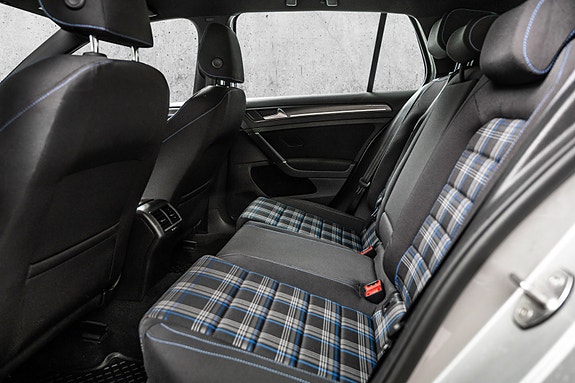 Volkswagen Golf VII 14 of 26
