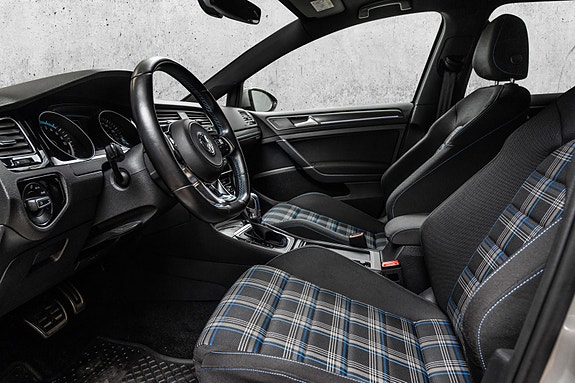 Volkswagen Golf VII 13 of 26