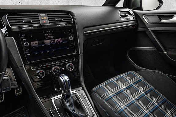 Volkswagen Golf VII 11 of 26