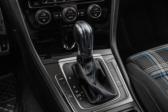 Volkswagen Golf VII 17 of 26