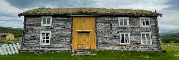 Oddentunet. Hovedbygningen, som dateres tilbake til tidlig på 1800-tallet, er kjent for sin sjeldne innvendige dekorasjonsmaling og imponerende snekkerkunst.