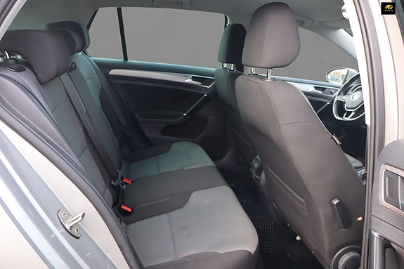 Volkswagen e-Golf VII 17 of 19