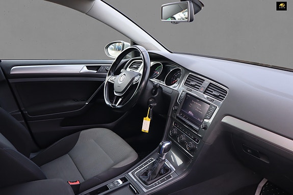Volkswagen e-Golf VII 13 of 19