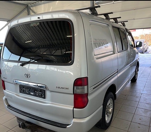 Toyota HiAce 4 of 10