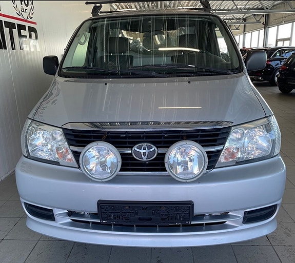 Toyota HiAce 2 of 10