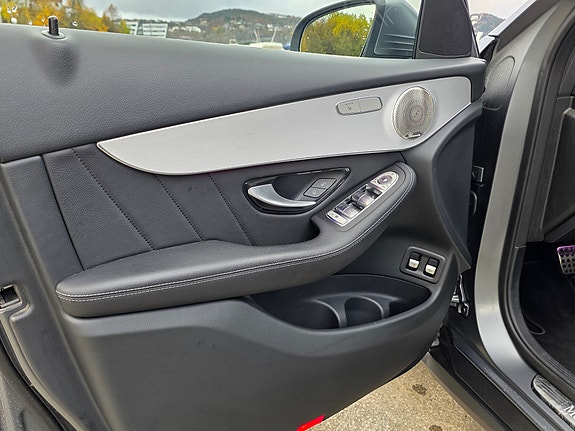 Mercedes-Benz GLC300 e 17 of 30