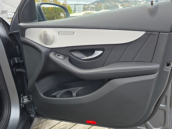 Mercedes-Benz GLC300 e 30 of 30