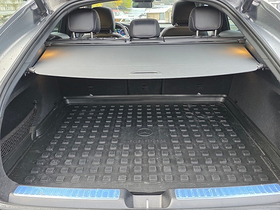 Mercedes-Benz GLC300 e 24 of 30