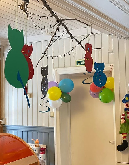 Vi har god plass i inneområdene, med oppdelte soner til de ulike alderstrinnene og avdelte rom.