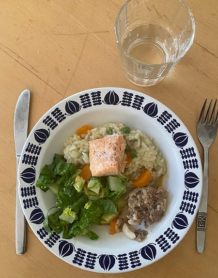 Barna (og de voksne) får varm mat laget fra bunnen av fire dager i uka