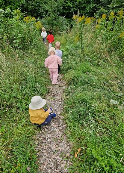 Her er det de minste som er på tur i skogen :)