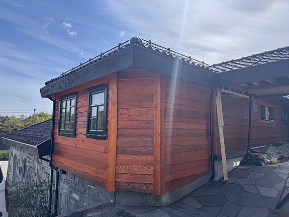 Tilbygg, villmarksstil og valmet tak