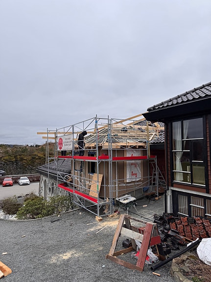 Tilbygg, villmarksstil og valmet tak