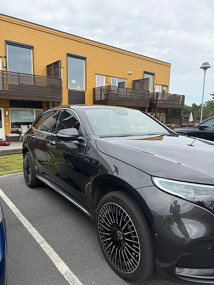 Mercedes-Benz EQC400 3 of 5