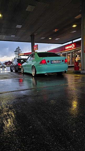 Lexus IS200 2 of 5