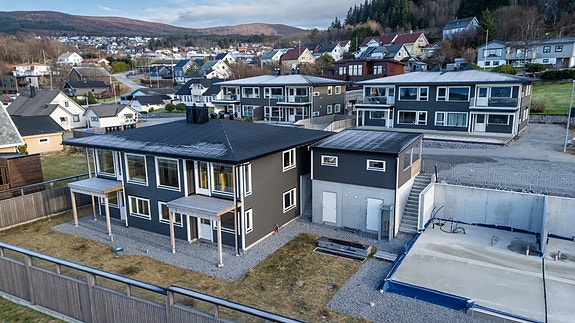 HAUSTKAMPANJE. Indre Saunes. Tomannsbustad snart klar til innflytting! 4 sov, stor stue, carport.