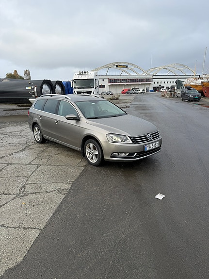 Volkswagen Passat 2 of 11