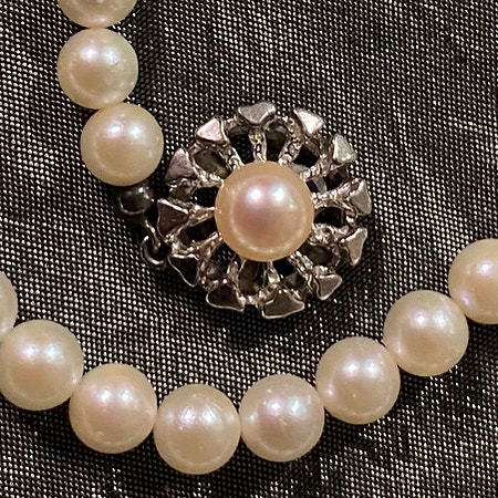 Nydelige vintage smykker: perler og gull