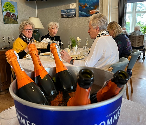 Damenes champagnelunsj