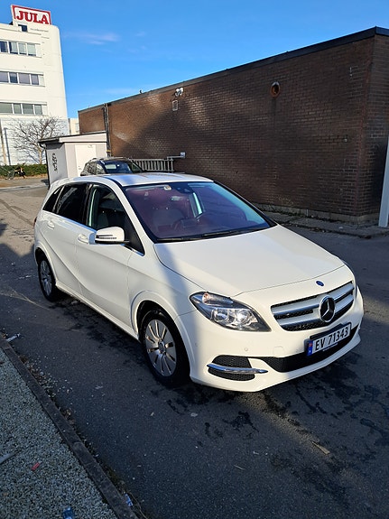 Mercedes-Benz B-Electric 2 of 5