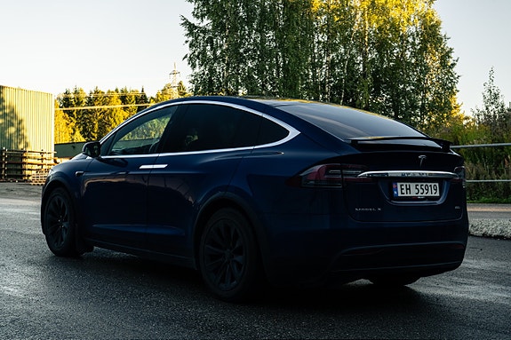 Tesla Model X 4 of 5
