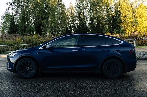 Tesla Model X 3 of 5