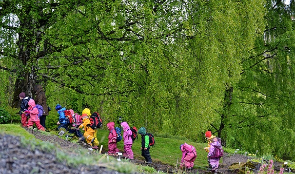 Jo mere vi er sammen, jo gladere vi blir ! For mine venner er dine venner og dine venner er mine venner. Jo mere vi er sammen, jo gladere vi blir!