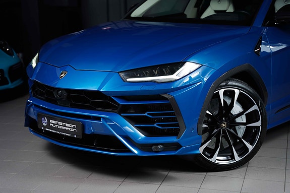 Lamborghini Urus 4 of 5