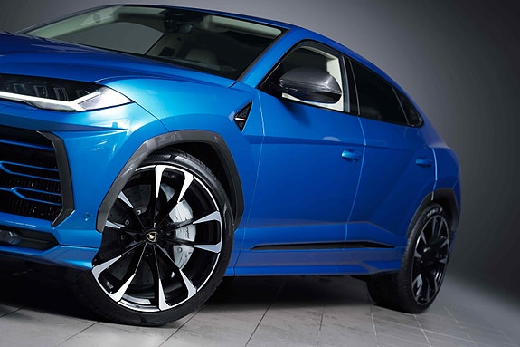 Lamborghini Urus 2 of 5