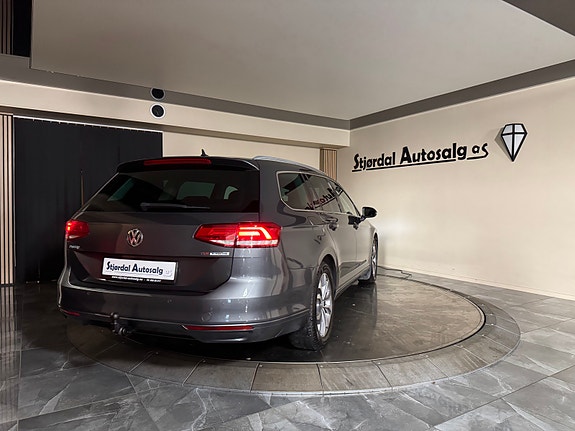 Volkswagen Passat 4 of 30