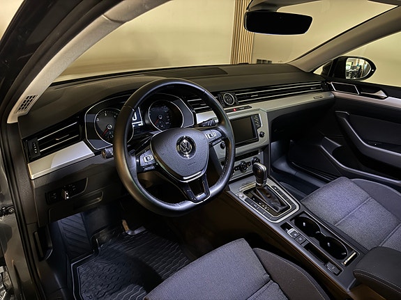 Volkswagen Passat 17 of 30