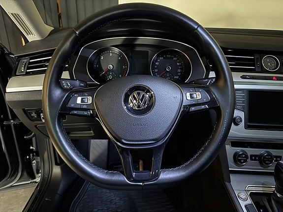 Volkswagen Passat 16 of 30