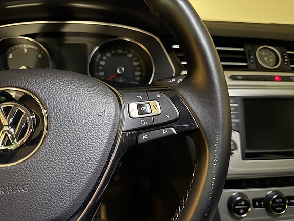 Volkswagen Passat 19 of 30