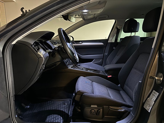 Volkswagen Passat 13 of 30